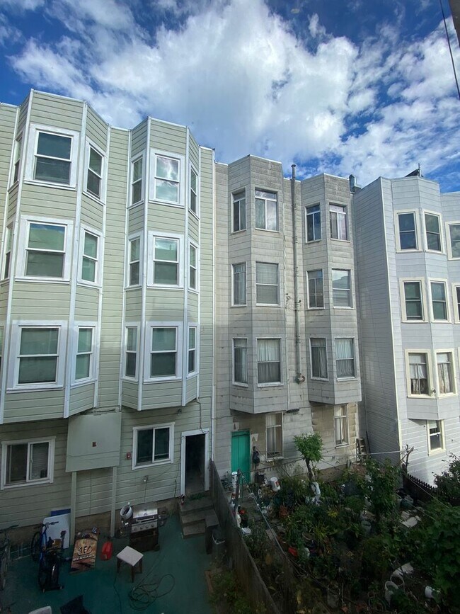Building Photo - 1629 CLAY ST