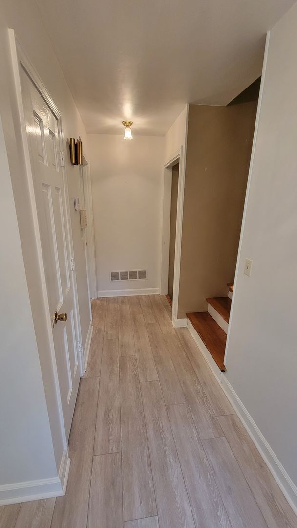 Building Photo - AVAILABLE NOW, $500 OFF FIRST FULL MONTH O...