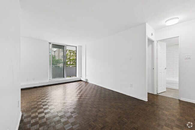 1BR, 1BA - 613SF - Living Room - 80 Cosburn Avenue