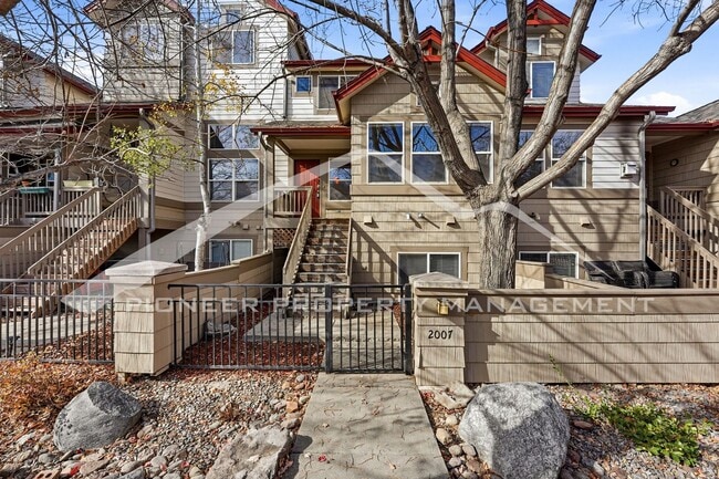 Spacious Townhouse with Central AC and Was... - Spacious Townhouse with Central AC and Was...