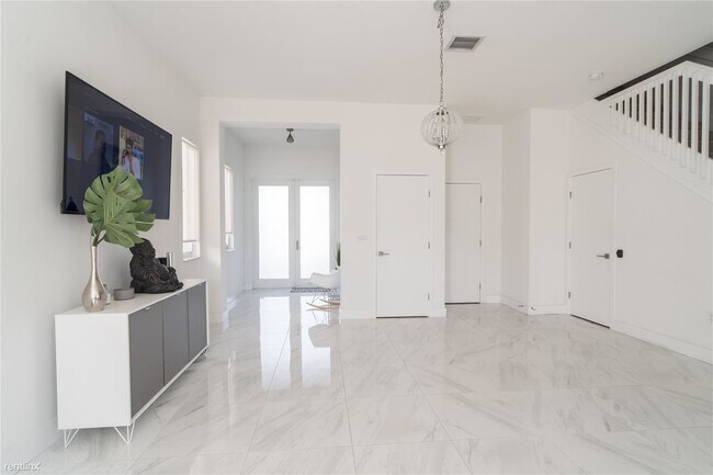 Foto del edificio - 4 br, 3 bath Condo - 3900 SW 69th Ave