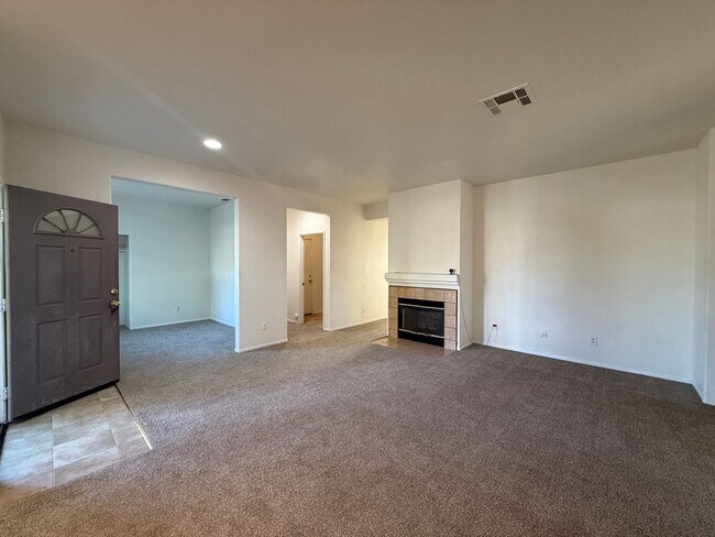 Foto del edificio - Lancaster 4 + 2 Available Now !