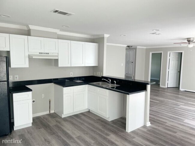 Building Photo - 6810 Covington Dr