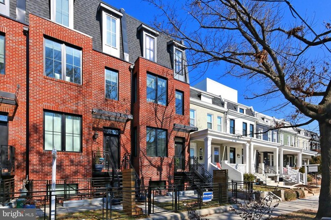Foto del edificio - 523 Longfellow St NW