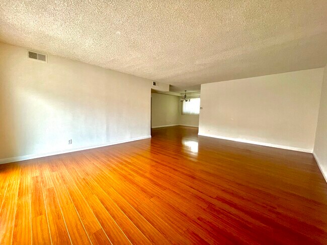 Foto del edificio - 1065 S Holt Ave