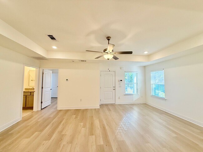 Foto del edificio - Beautiful Craftsman-Style Home - Open Layout