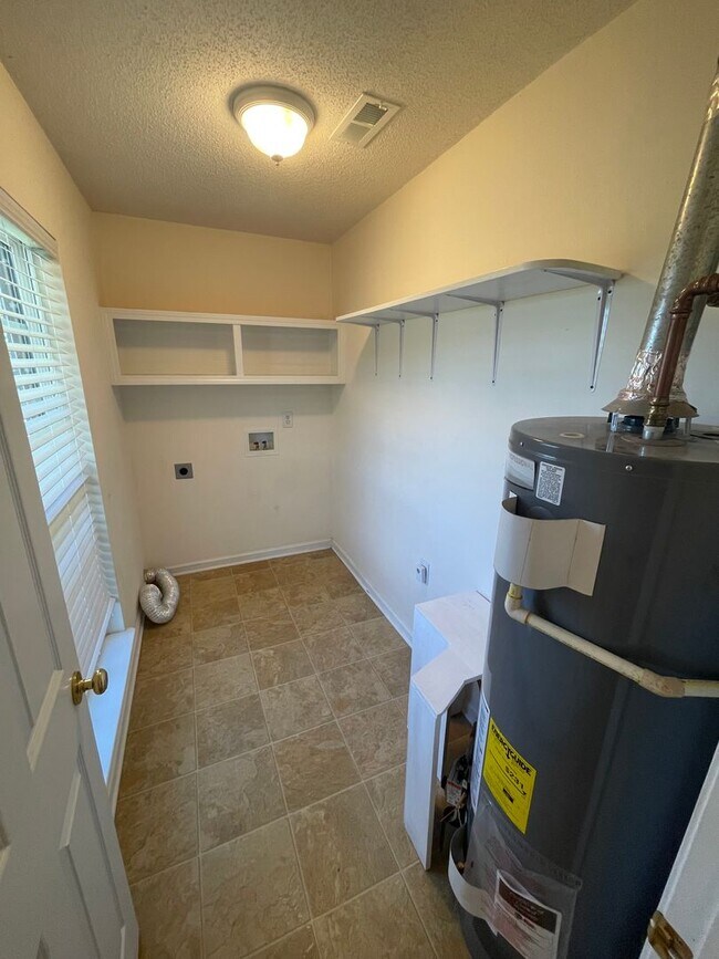 Foto del edificio - Nice Brick 3/2 House in Garden Lakes- $1,495