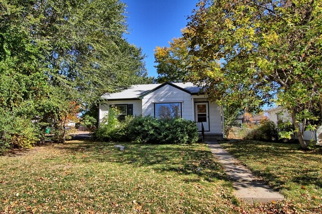 2 bed 1 bath Englewood home with 2 car gar... - 2 bed 1 bath Englewood home with 2 car gar...