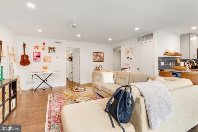 Building Photo - 728-30 S Sartain St