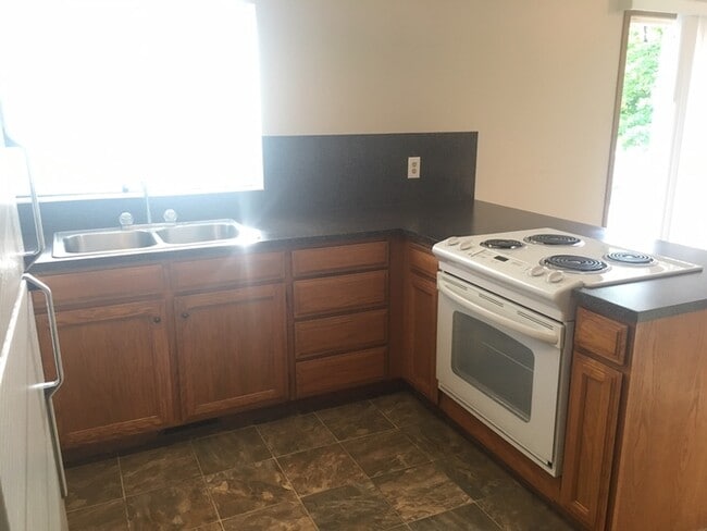 Building Photo - Spacious West Jordan Home!