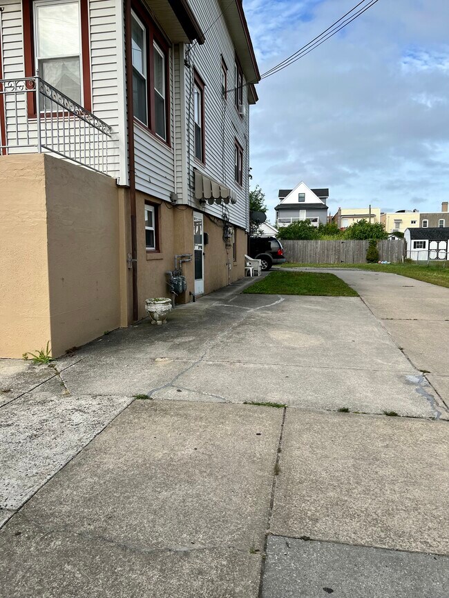 Foto del edificio - 10 N Newport Ave