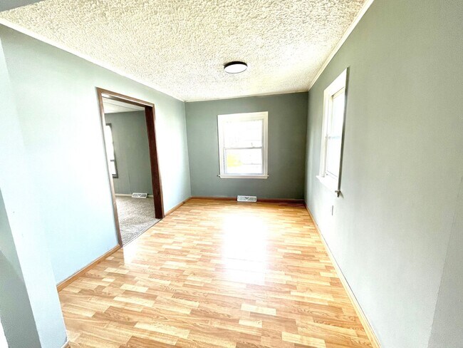 Building Photo - 3 Bed - 1 Bath - Lorain