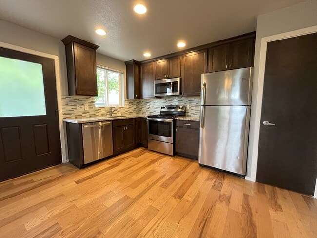 Building Photo - Charming SE Bungalow 3 Bed 2 Bathroom with...