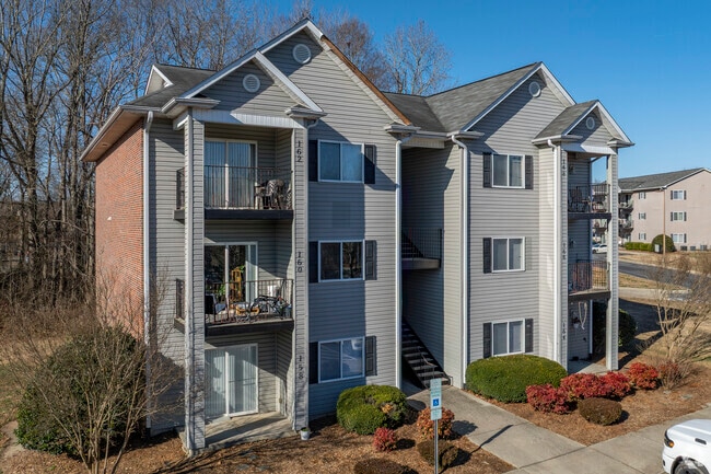 Building Photo - Colonial Village