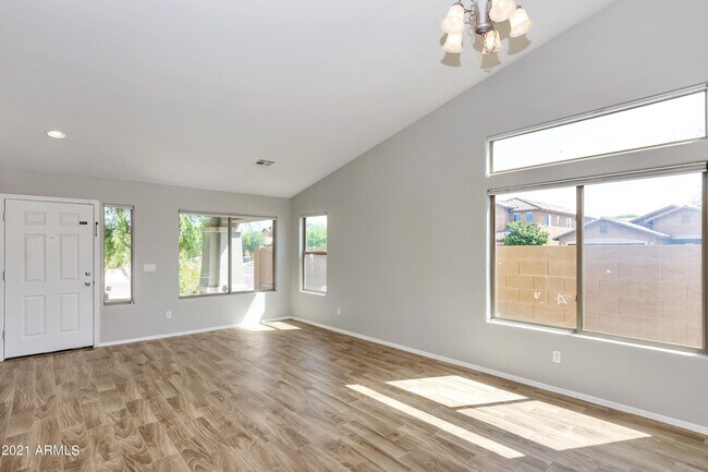 Foto del edificio - 5253 W T Ryan Ln