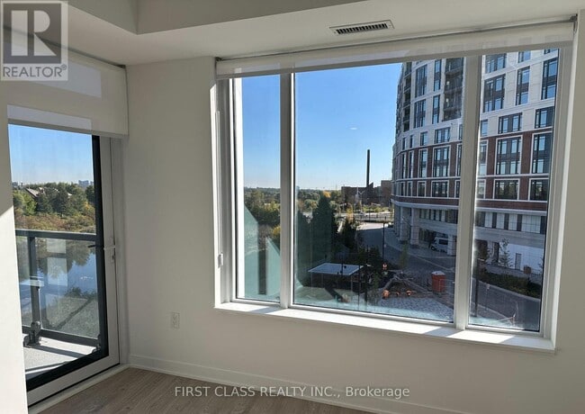 Photo du bâtiment - 2495 Eglinton Ave W