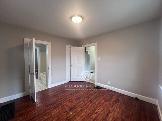 Building Photo - 2 Bed / 1 Bath Renovated Home Ready for Mo...