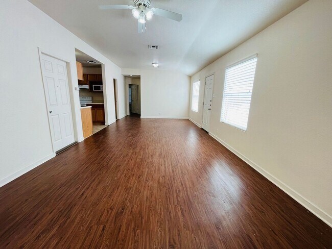 Foto del edificio - Cozy 2 bedroom 2bath Retreat near Randolph...