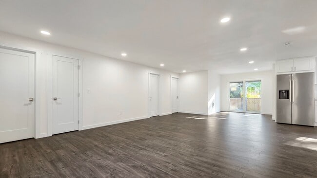 Foto del edificio - Updated Rambler in Prime Kirkland Location