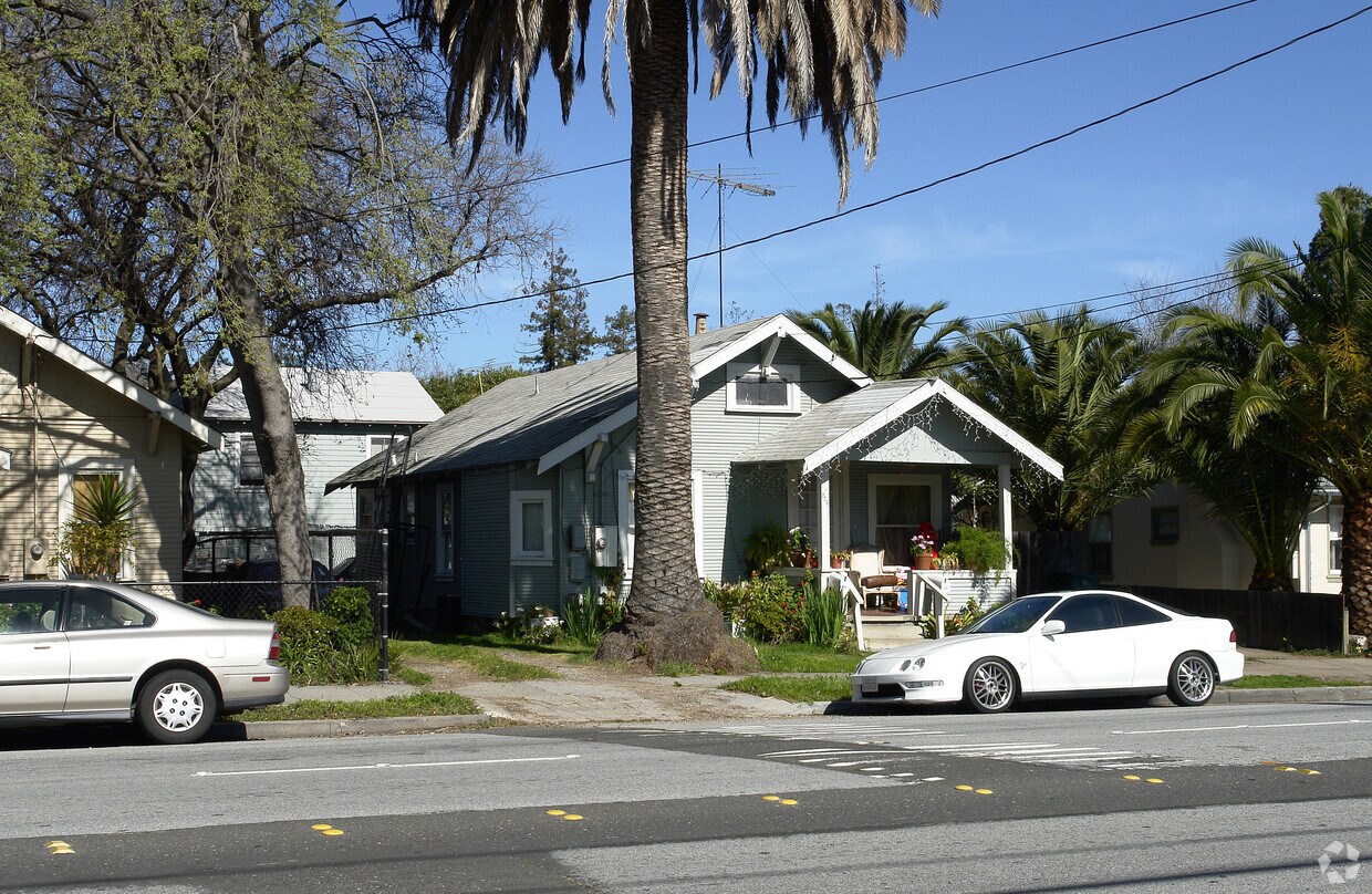 Foto principal - 726-728 Brewster Ave