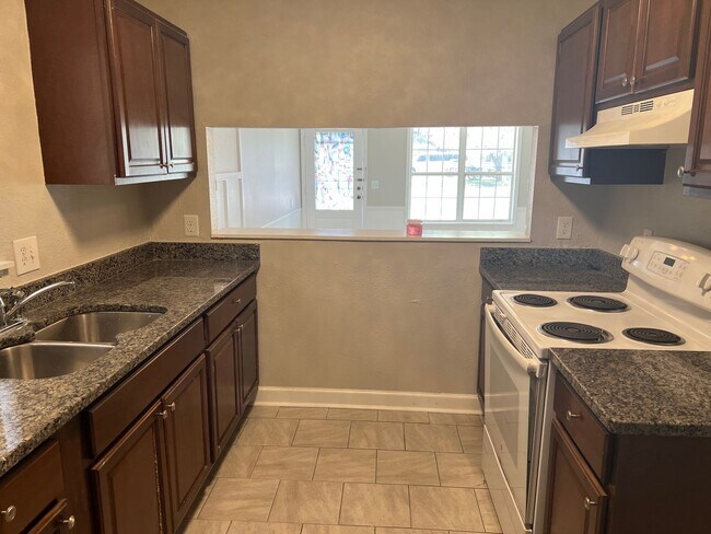 Foto del edificio - Available Now! Two-bedroom Duplex in Socas...