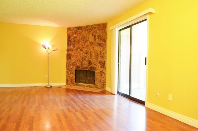 Foto del edificio - Cozy 2-Bedroom Condo in Prime Kingsgate Lo...