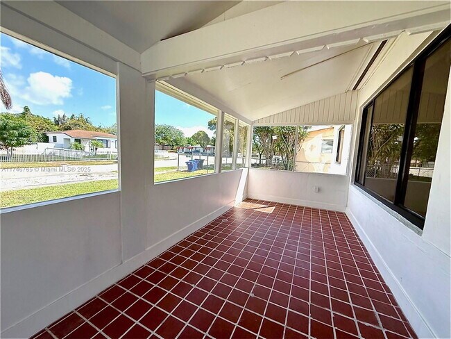 Building Photo - 580 NE 170th St