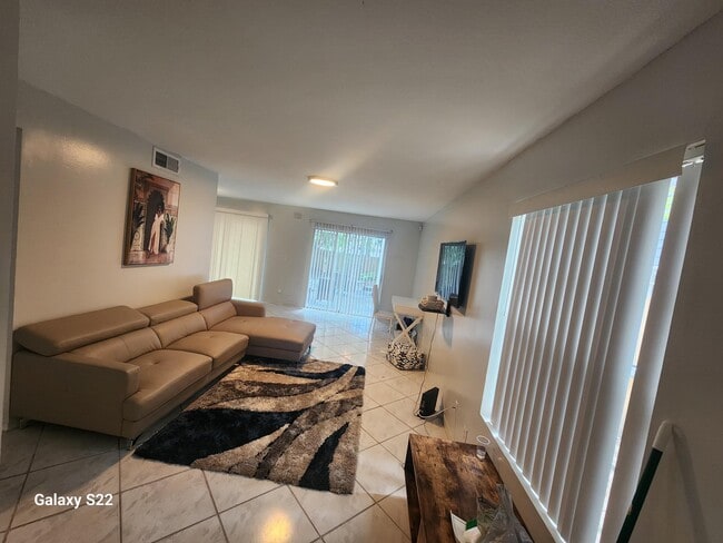 Foto del edificio - 5884 Dewberry Way