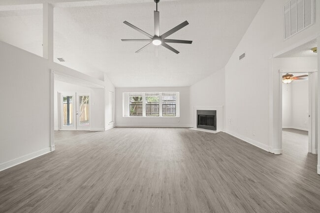 Foto del edificio - 1127 St John Dr