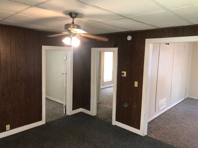 Building Photo - $875 - 2 bed 1 bath - Single Family Home