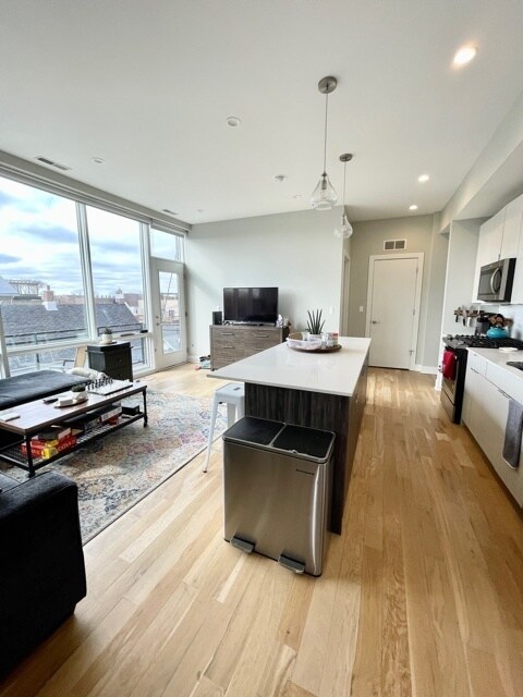 Foto del edificio - 3334 N Southport Ave