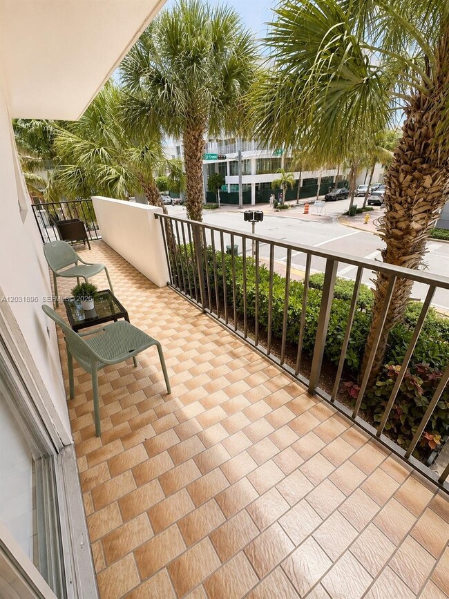 Building Photo - 1150 Collins Ave