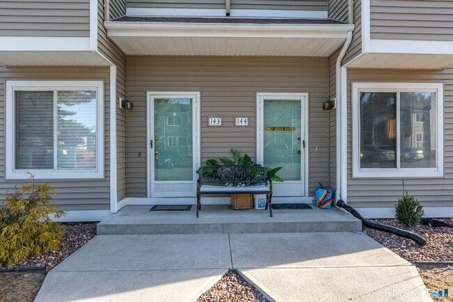 Building Photo - 60 Old Town Rd