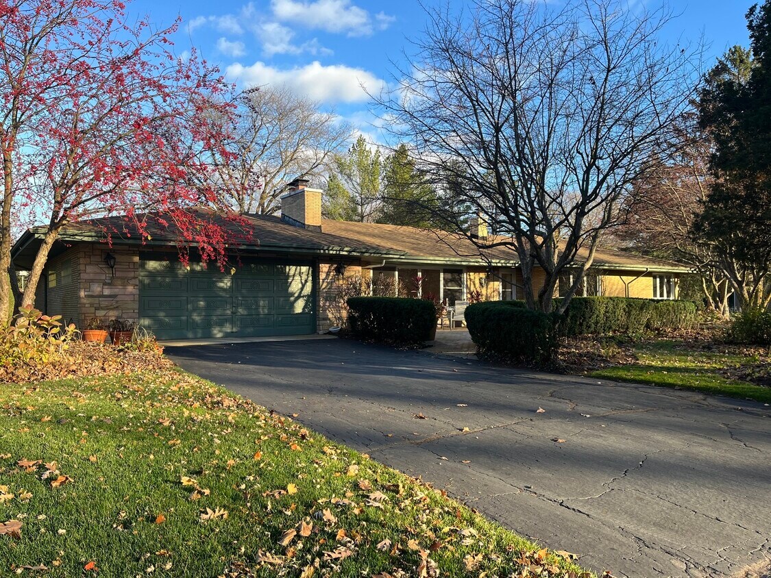 9 Robin Hood Ranch, Oak Brook, IL 60523 House for Rent in Oak Brook