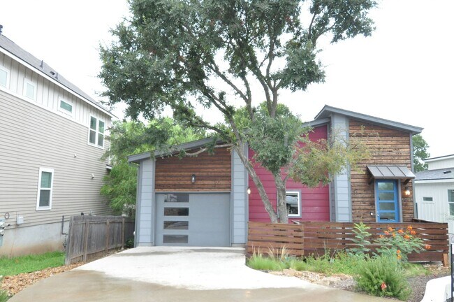 Building Photo - Excellent location with Enclave of newer h...