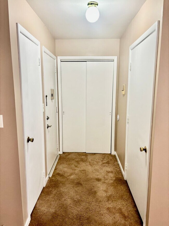 Foto del edificio - 1 Bedroom, 1 Bathroom Condo located in the desirable Avon Village