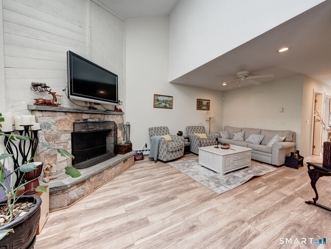 Building Photo - 355 Ledge Dr