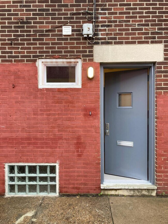 Fotografía del edificio - 2110 E Clearfield St