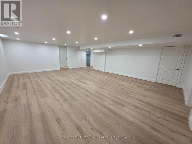 Building Photo - 250 Sunset Ridge