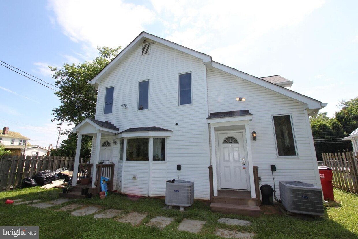 1057 Jefferson Ave Unit B, Charles Town, WV 25414 Apartment for Rent