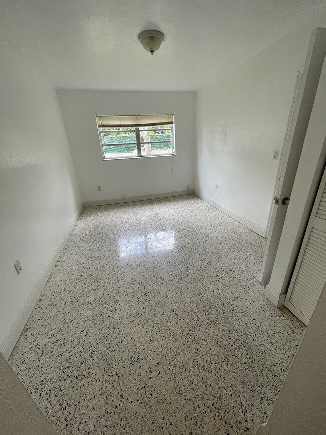 Badroom - 665 NE 83rd Ter