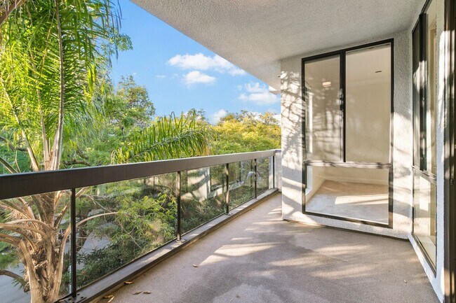 Foto del edificio - 324 N Palm Dr