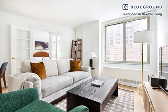 Building Photo - 400 Chambers St