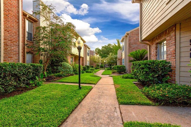 Building Photo - 936 Memorial Village Dr