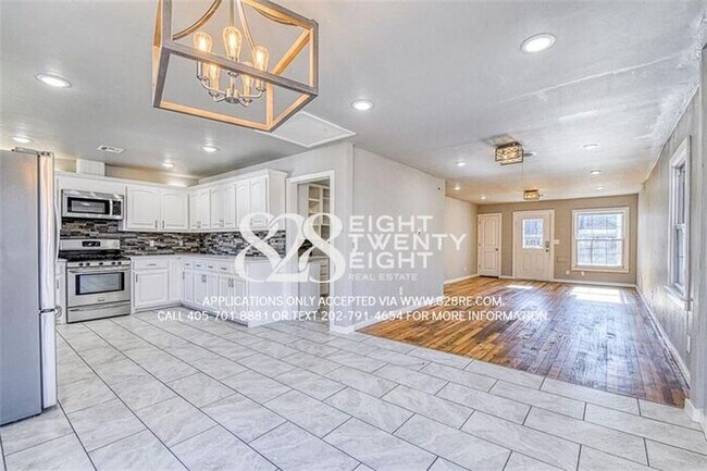 Building Photo - Beautifully Updated 3 Bed/2 Bath Single Fa...