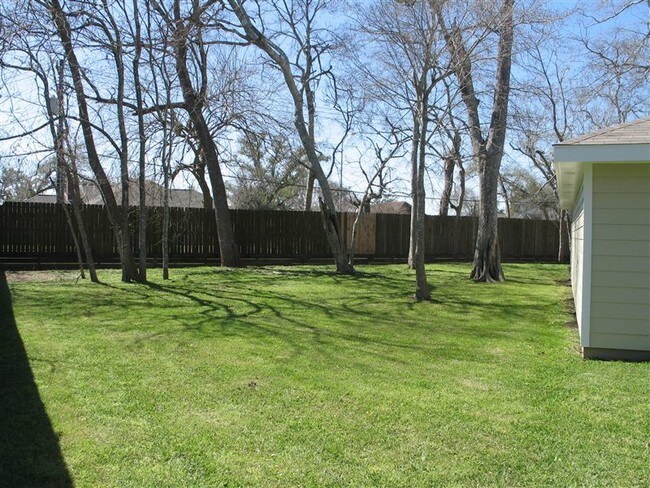 Building Photo - 111 Loganberry St
