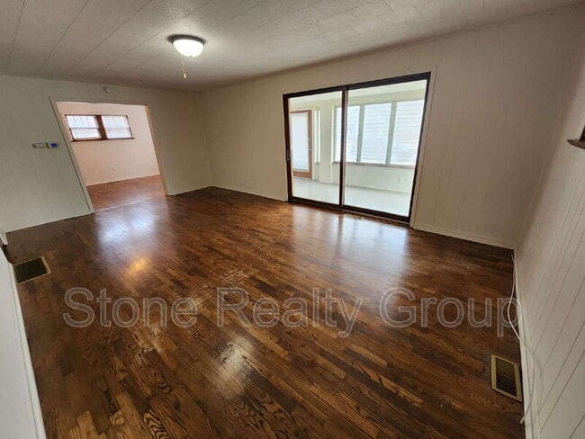 Foto del edificio - 2419 Layher Ave