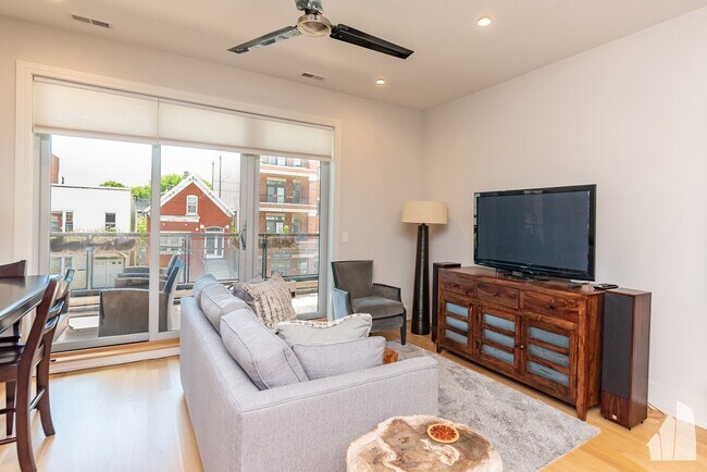 Foto del edificio - 3049 N Clybourn Ave