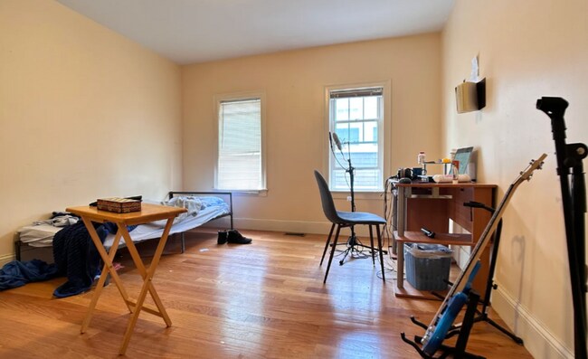 Foto del edificio - Nice 5-bedroom, 2-bathroom apartment on a beautiful residential street in Brighton, available for...