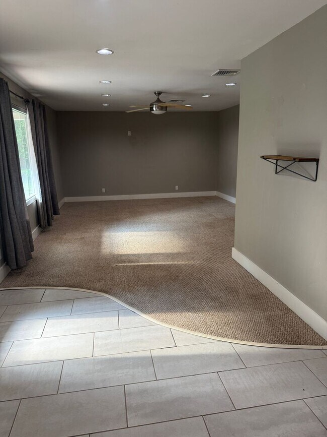 Foto del edificio - 1215 Westlawn Dr